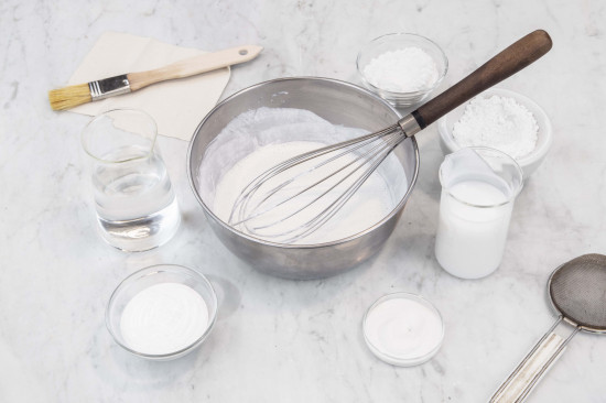 Stir the Tylose® (#63610) into 700 ml of water until it is dispersed without forming lumps, and let it rest overnight. When the glue has dissolved, add 150 milliliters of Dispersion K 498 (#76000), then add the pigments and the white color paste (#27000).