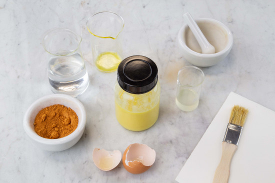 Now shake it again until it forms a homogeneous emulsion. Fill the egg shells with demineralized water, add it to the emulsion and shake it again thoroughly.