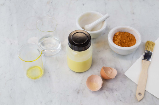 Take the equal measure of Linseed Oil (#79300) - either by using a measuring cup or by filling the empty shells of the egg with Linseed Oil - and add it to the egg. Shake well. Add the demineralized water to the emulsion (water should always go in last!) and shake again thoroughly.