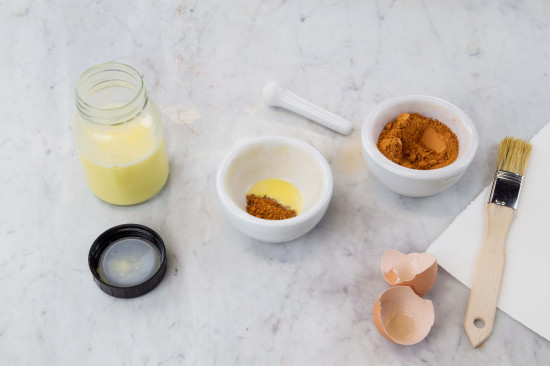 In a mortar or on a plate, stir the pigment of your choice into the egg tempera (binder) and grind until the fluid has a viscosity like yogurt.