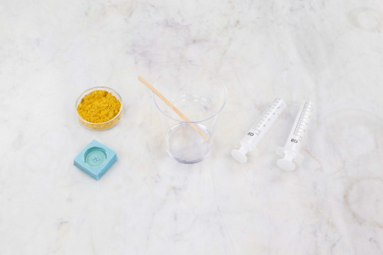 In principle, pigments are insoluble in epoxy resins, but they can be worked into the material. How well a pigment is dispersed in resin varies: It depends both on the kind of resin and on the pigment itself. Runny resins will blend better with pigments than thick ones. If you use a fast-drying epoxy resin set, it is better to first mix the pigment with the resin before adding the hardening fluid. Always follow the mixing ratio as described for the respective product.