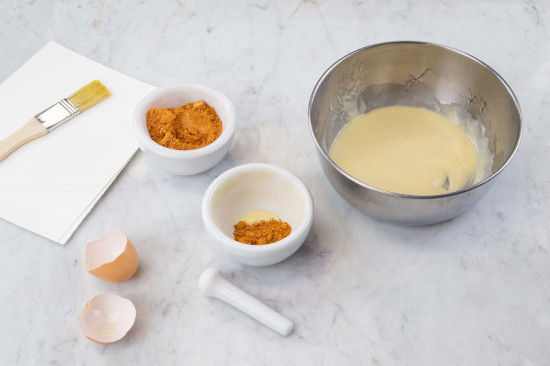 Stir the pigment of your choice into the rich egg tempera (binder) in a mortar or on a plate, and grind until the fluid has a viscosity like yogurt.