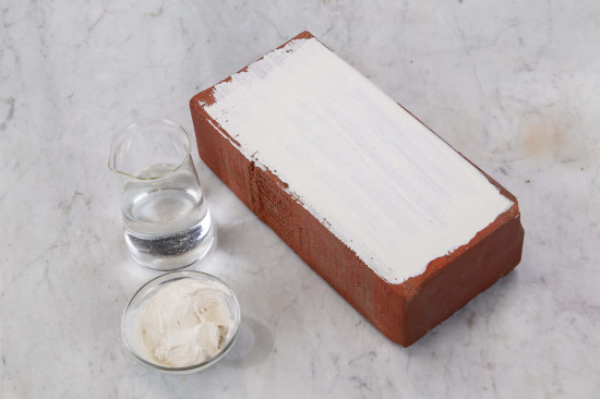 The limewash coat must be fully dry in order to become completely opaque. Usually, 3 coats are necessary, but 5 coats are even better. The rate of consumption depends on the roughness of the surface and will be around 100-150 ml/m² per coat.
