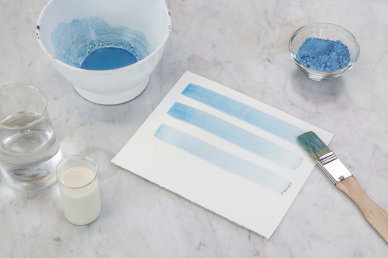 On clay plaster, the wash covers approximately 150 ml/m² per coat. On lime plaster, it covers approximately 80 ml/m² per coat.