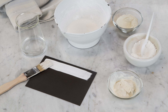 On clay plaster, the paint covers approximately 150 ml/m² per coat.