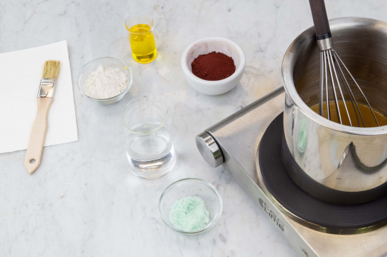 First, put the water in a big enough pot, then stir the ferrous sulfate (#64200) and bring to a boil. Mix the wheat or rye flour with cold water until it becomes a lump-free, runny pulp.
