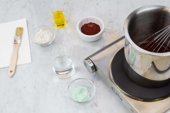 Slowly mix the flour puree into the boiling water and simmer gently for 5 minutes, continuously stirring. Bit by bit, stir the pigment (originally Caput Mortuum reddish) into the mixture and simmer gently for another 15 minutes, continuously stirring.