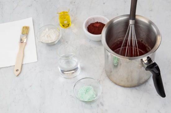Take the pot off the stove and work the linseed oil (#73020) into the mixture. Slowly add the oil in a long, thin trickle, strongly stirring all the time to avoid the formation of an oily film.