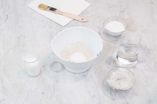 Stir 500 grams of Wall Paint Binder (#79227) into the chalk-water-mixture. Now add 100 grams of Color Paste Titanium White (#27000).