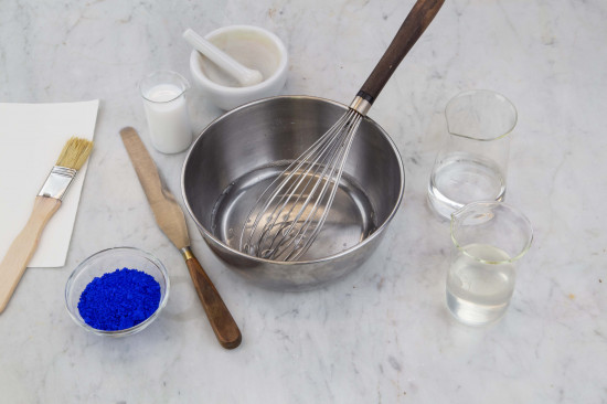 Keep stirring until the glue is well dispersed in the water, so that it does not float, and no lumps remain. Let the mixture sit overnight to swell.