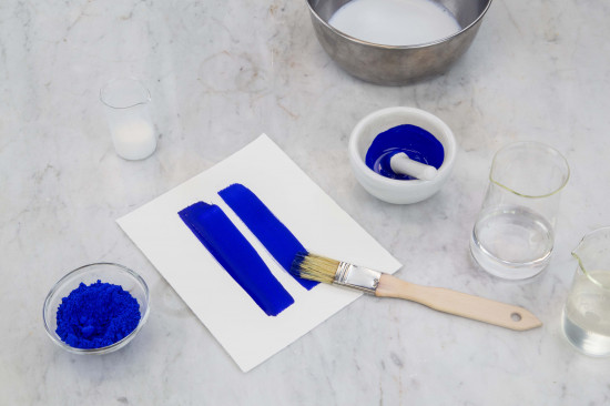 Apply the paint in a thin and evenly spread layer. Every additional coat will intensifiy the matt finish, but reduce the abrasion resistance of the painted surface. After the fourth or fifth coat, the surface will show no scrub resistance anymore.