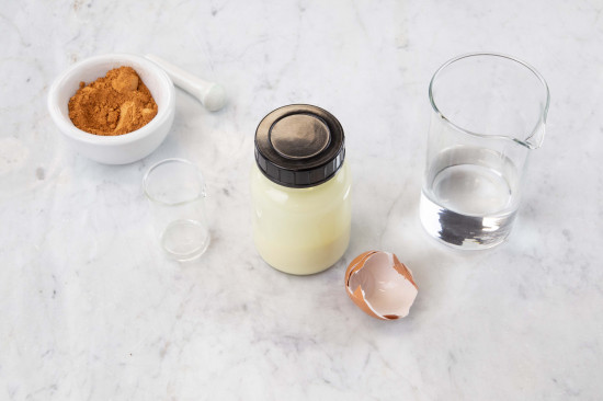 Take the equal measure of Dammar Varnish (#79300) - either by using a measuring cup or by filling the empty shells of the egg with dammar varnish - and add it to the egg. Shake well. Add the demineralized water to the emulsion (water should always go in last) and shake again thoroughly.