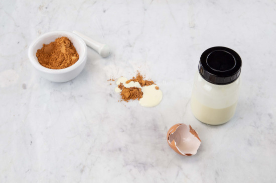 In a mortar or on a plate, stir the pigment of your choice into the egg tempera (binder) and grind until the fluid has a viscosity like yogurt.