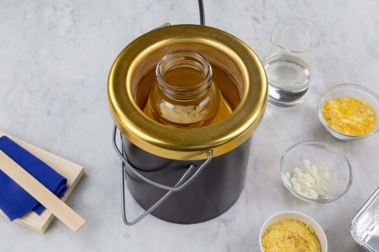 To prepare wax polish, put the Colophony (#60300) in a big enough heat-resistant pot and melt it in a water bath, then add the rest of the wax (#62300 and #62210) and let it melt.