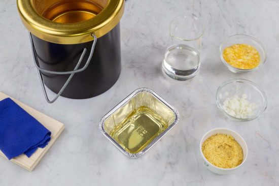 When the wax is melted, add the solvent carefully and bit by bit to the wax melt. Only stir as long as the mixture is homogeneous. Now pour the mixture into a suitable container - a tin can or a bowl is ideal - and allow to cool.