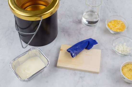 Apply the wax mixture onto the prepared surface with a lint-free cloth and in a circular motion; take up the excess wax against the direction of the grain. When dry, polish with a lint-free cloth or a piece of cork for about 30 minutes in the direction of the grain. Repeat the application of wax until pores are filled. Gloss effect can be enhanced by adding 1% of larch turpentine. Consumption rate is about 5-20ml/m².