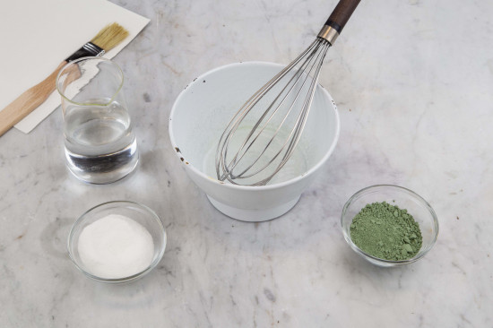 Dissolve 100 grams of Klucel® E in 10 liters of cold water, constantly stirring. Keep stirring until the Klucel® E no longer floats. Let the mixture soak overnight. Klucel® is more transparent than the Tylose glue mentioned above, and thus results in particularly pure colors.