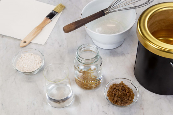 Let 120 grams of skin glue soak in 1 liter of cold water for 1-2 hours.
