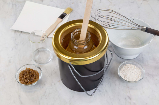 Heat the soaked glue in a water bath, to a maximum of 60 °C (= 140 °F) - the glue will be less flexible if heated above 60°C. Add about 1.5 kilograms of Chalk from Champagne or 1.5 kilograms of the pigment of your choice to the warm glue and let it soak.