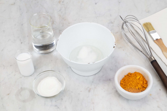 Dissolve 100 grams of Klucel® E in 10 liters of cold water. Keep stirring until the Klucel® E no longer floats and there are no lumps left. Let the mixture soak overnight.