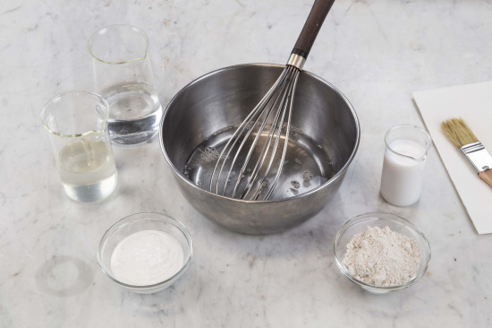 Dissolve 300 grams of Tylose® in 10 liters of cold water. Keep stirring until the cellulose glue no longer floats and the mixture is lump-free. Let soak overnight.