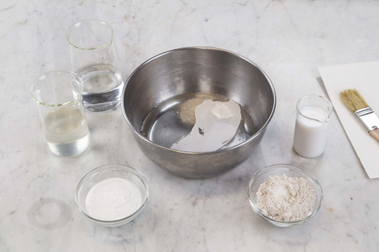 For pure white paint, add 7 kilograms of Chalk from Champagne and 4 kilograms of Kremer Color Paste - Titanium White or 3 kilograms of Titanium White to the glue solution. In order to avoid lumps, it is better to soak the pigments in water overnight. In this case, the amount of water needed for the pigments should be subtracted from the amount of water used to dissolve the cellulose glue.