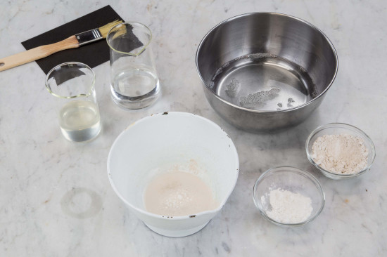 For pure white paint, soak 5 kilograms of Titanium White together with 5 kilograms of Chalk from Champagne in cold water (1 liter of pigment in 0.5 liter of water). Let it soak overnight. Bit by bit, sprinkle the pigments and the filler in small portions onto the water surface and let it sink in (do not stir!).