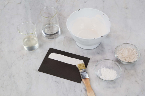 Dilute the mixture with glue water until it shows a spreadable viscosity. Glue water consists of 1 liter of Tylose glue solution and 10 liters of cold water. If the surface is very absorbent, you can use glue water as a primer.
The paint covers approximately 200 m2.