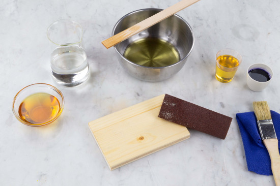 For the second coat, dilute the linseed oil varnish with a maximum of 10 % Shellsol® T (#70460) and apply the mixture thin and evenly. Sand gently when dry. Consumption rate is about 50-70 ml/m2.