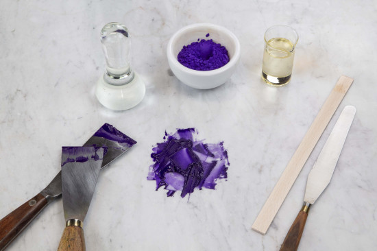 For grinding, use the palette knife, a small painter’s spatula, a glass muller and a glass or marble plate.
