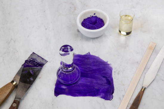 Now put a small portion of the color paste in a thin layer onto the glass or marble plate and keep grinding with the glass muller until all pigment particles are thoroughly wetted by the oil and are evenly mixed.