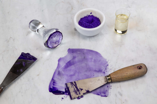 The oil paint should form a lump-free, homogeneous and stiff (not runny!) paste with a viscosity like tooth paste.