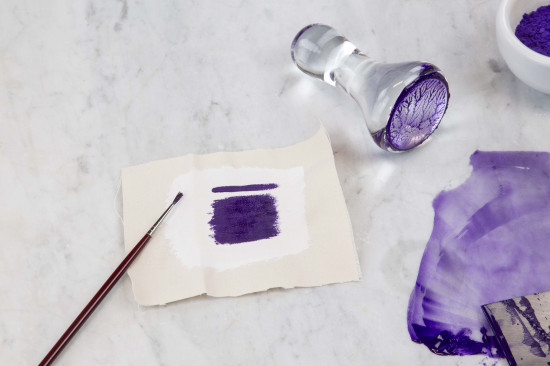 Put your fresh oil paint into a container. You can keep the paint from drying by covering it with a thin layer of oil or by covering it with a plastic wrap - or you can fill the paint into tubes (see Recipe: How to fill oil paint into tubes). Most pigments are suitable for oil painting. Exceptions are pigments unstable in oil, e.g. copper pigments. Please consult our „Pigment Suitability List“ for further information. Some pigments, like pearlescent pigments, or Azurite and Malachite, should not be ground too much and too finely, otherwise their crystalline surface will be destroyed and their color brilliance is lost. Also, light colors, such as Zirconium Cerulean Blue, work less well with linseed oil (which holds true for pretty muchall blue color hues), because even a slight yellowing of the
containing oil will change the delicate blue color of the paint.