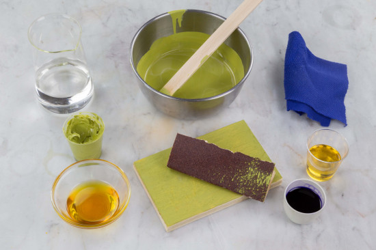 For the second, semi-rich coat, mix 1 part linseed oil varnish and 3 parts Shellsol® T. With this mixture, dilute the siccativated oil paint paste to spreadability (about 1 part of the mixture and 1 part oil paint paste). Apply the paint thin and evenly. Gently sand with sandpaper when dry. Consumption rate is about 70 ml/m2.