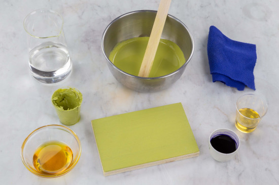 If the coat does not cover sufficiently, apply a third, gibbous-rich coat: Mix 1 part linseed oil varnish and 1 part Shellsol® T. With this liquid, dilute the siccativated oil paint with a mixing ratio of about 1:1 in order to make it spreadable. Apply the paint thin and evenly. Gently sand with sandpaper when dry. Consumption rate is about 60 ml/m2.