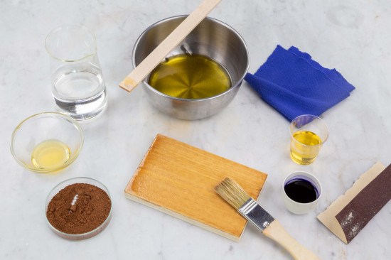 For the final coat, mix 4 parts linseed oil varnish and 1 part siccativated linseed stand oil. To increase spreadability, heat the oil liquid or dilute it with a maximum of 5 % Shellsol® T and apply the mixture thin and evenly. Consumption rate is about 50-70 ml/m2.